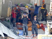 Rettungskräfte suchen in der Provinz Pampanga nach verschütteten Personen. (Bild: Keystone/AP/BULLIT MARQUEZ)