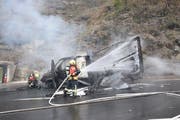 Das Bild zeigt die Löscharbeiten am ausgebrannten Auto. (Bilder: Kapo Obwalden)