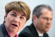 Bundesrätin Viola Amherd, hier mit Remo Lütolf, Verwaltungsratspräsident der RUAG. (KEYSTONE/Peter Schneider)