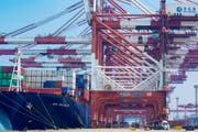 Der Containerhafen in Qingdao: Über die neue Seidenstrasse sollen auch von hier aus chinesische Produkte in die Welt hinausgehen. (Bild: Yu Fangping/Imaginechina/Keystone (Qingdao, 17. April 2019))