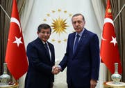 Erdogans früherer Premier Ahmet Davutoglu (links) bietet dem geschwächten Präsidenten nun die Stirn. (Bild: Keystone (Ankara, 22. Mai 2016))
