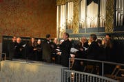 Das Vokalensemble Cantemus singt unter der Leitung von Heinz Meyer auf der Empore der evangelischen Kirche Weinfelden. (Bild: Monika Wick)
