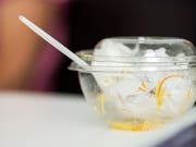 Die Stadt Genf will ab Anfang 2020 Einweg-Plastikgeschirr bei Ständen oder Veranstaltungen auf öffentlichem Grund verbieten. (Bild: KEYSTONE/CHRISTIAN BEUTLER)
