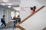 Das Treppenhaus im sanierten Grossmatt-Schulhaus. (Bild: Nadia Schärli, Hergiswil, 18. April 2019)