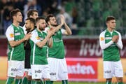 Tranquillo Barnetta (Mitte) hält viel von Andreas Wittwer (4.v.l.), der in St.Gallen keinen neuen Vertrag mehr erhält. (Bild: Keystone)