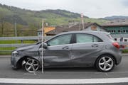 Das stark beschädigte Auto. (Bild: Kapo Nidwalden/PD)