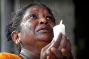 Eine römisch-katholische Frau während der dreiminütigen nationalen Schweigepause. (Bild: Eranga Jayawardena/AP Photo)