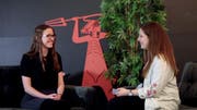 Julia Rickenbacher (links) im Gespräch mit Moderatorin Stephanie Gisler. (Bild: PD)