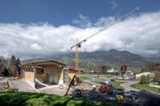 Beim Werkhof Foribach entstehen zwei neue Hallen für den Wärmeverbund Sarnen. (Bild: Pius Amrein, 17. April 2019)