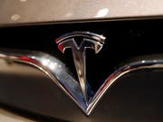 Unter anderem weniger Auslieferungen: Der US-Elektroauto-Hersteller Tesla ist wieder tief in die Verlustzone gerutscht. (Bild: KEYSTONE/AP/CHRISTOPHE ENA)
