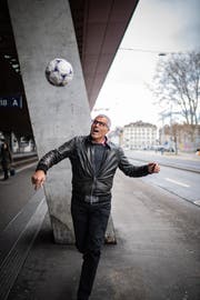 Sein Feuer für den Fussball brennt nach wie vor: Andy Egli beherrscht den Ball am Hauptbahnhof Zürich mit 60 Jahren wie zu seiner besten Zeit. (Bilder: Benjamin Manser/8. März 2019)