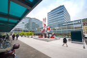 Der Vadianplatz zwischen den Gebäuden des Neumarkts. Von hier kommen jetzt Klagen, dass Nachtschwärmer regelmässig «extrem laut» sind und Abfallhaufen hinterlassen. (Bild: Urs Bucher - 8. Mai 2017)