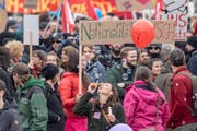 Mehrere hundert Personen demonstrieren am Samstag, 13. April 2019 in Schwyz. (Bild: Urs Flüeler/Keystone)