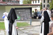 Mehr als bloss ein Wegweiser: Die neuen Tafeln informieren über historisches Geschehen. (Bilder: Joëlle Ehrle)