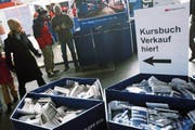Die Auflage des Kursbuches ging innert zwölf Jahren von 12 (Bild: KEY)