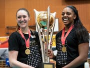 Die Neuenburgerinnen Martenne Bettendorf (links) und Kyra Holt mit der wohlverdienten Meistertrophäe (Bild: KEYSTONE/ADRIEN PERRITAZ)