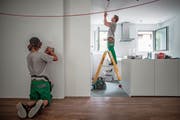 Für angehende Elektroinstallateure gibt es noch einige offene Stellen. (Bild: Gaetan Bally/Keystone ()