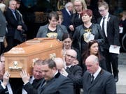 Der Sarg mit der Leiche von Lyra McKee vor der Kathedrale St Anne in Belfast. (Bild: KEYSTONE/EPA/ARTHUR CARRON)