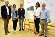 Karl Brändle, Gemeindepräsident, Stefanie Steinhauser und Petra Meng, Illiz Architektur, Le Bich Näf, Schulratspräsidentin und Sandro Wölfli, Bauplanung, von links. (Bild: Peter Jenni)