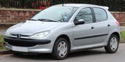 Mit einem solchen Peugeot 206 fuhr der Mann der Polizei davon. (Bild: pd)