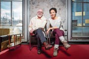 Hans Jürg Müller und Jessica Cuna in den Kulissen des Stücks «Sterben helfen» in der Lokremise St. Gallen. (Bild: Urs Bucher)
