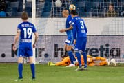 Der Ball ist hinter David Zibung im Netz – der Thuner Siegtreffer ist Tatsache. (Bild: Philipp Schmidli, 23. April 2019 in der Swissporarena Luzern)