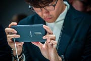 Ein Anwender begutachtet ein Gerät des chinesischen Mobiltelefonherstellers Oppo. (Bild: Angel Garcia/Bloomberg)