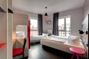 Die Hotelkette Meininger aus Berlin drückt auf die Preise: Ein Bett im Vierer- oder Fünferzimmer wird es ab 25 Franken pro Nacht geben. (Bild: PD/Meininger Hotels)