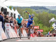 Im Sprint nicht zu schlagen: Julian Alaphilippe (re.) feiert seinen Sieg an der Flèche Wallonne vor dem Dänen Jakub Fuglsang (Bild: KEYSTONE/EPA/JULIEN WARNAND)