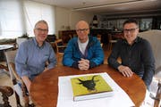 Gastgeber Rolf Welti, Initiator Christof Hirtler und Gemeindepräsident Hermann Epp sind gespannt auf die Premiere am 5. Mai. (Bild: Urs Hanhart, Amsteg, 24. April 2019)