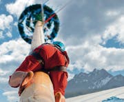 Wer schafft es bis ganz hoch beim Maibaum-Klettern? (Bild: PD/Messe Luzern AG)