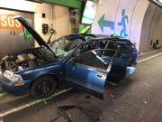Das Foto zeigt, wie das Rad in der Windschutzscheibe steckt: Der Fahrer des Autos wurde beim Unfall getötet. (Bild: Kantonspolizei Uri)