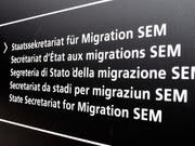 Das Staatssekretariat für Migration (SEM) hat bei der Einführung der beschleunigten Asylverfahren mit Verzögerungen bei IT-Instrumenten zu kämpfen, schreibt die Finanzkontrolle. (Bild: KEYSTONE/WALTER BIERI)