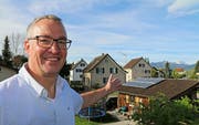 Olaf Tiegel zeigt auf den Pferdestall im Garten seiner Familie, wo er die Solarmodule aufbaute. Durch den Selbstbau eignen sich Hausbesitzer vertiefte Kenntnisse an und verstehen, wie die Anlage funktioniert. (Bild: Hildegard Bickel)