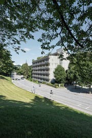 Der Hauptsitz des Gewerblichen Berufs- und Weiterbildungszentrums (GBS) im Quartier Riethüsli in St.Gallen. Das neue Alterszentrum im Quartier ist vis-à-vis am grünen Hang geplant. (Bild: Hanspeter Schiess)