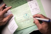 Von Weil bis Singen sind bis zu 150 Zollbeamte mit den Zoll-Ausfuhrscheinen beschäftigt. (Bild: Michel Canonica)