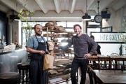 Mario Waldispühl (links) und Sylvan Müller mit ihrem Sauerteigbrot in der Jazzkantine. Bild: Manuela Jans-Koch (Luzern, 18. April 2019)