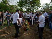 Erste Opfer der Anschläge in Sri Lanka wurden bereits beigesetzt. (Bild: KEYSTONE/AP/GEMUNU AMARASINGHE)