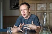 Gallus Hufenus, stadtbekannter Kaffeehausbetreiber, engagierter Kaffeeröster, Barista und Stadtführer, soll am Samstag zum Viezpräsidenten der SP des Kantons St.Gallen gewählt werden. (Bild: Michel Canonica - 28. Dezember 2018)
