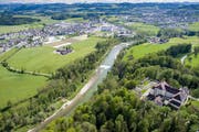 Das Dorf Oberbüren grenzt an grüne Wiesen und Obstplantagen.Bild: Benjamin Manser