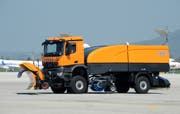 Räumfahrzeug am Flughafen aus dem Hause Aebi Schmidt. (Bild: PD)