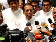Staatspräsident Maithripala Sirisena kündigte an, die Führungen der Polizei und anderer Sicherheitskräfte auszutauschen. Hinweise auf Anschlagspläne seien nicht an die Regierung weitergegeben worden. (Bild: KEYSTONE/EPA/M.A.PUSHPA KUMARA)