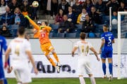 Die entscheidende Szene: Luzerns David Zibung kann den Ball vor dem 1:0 nicht festhalten. (Bild: Philipp Schmidli, 23. April 2019 in der Swissporarena Luzern)