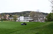 Der Rasenplatz beim Oberstufenzentrum soll saniert werden.