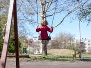 Viel Bewegung ist auch schon für kleine Kinder wichtig, um späterem Übergewicht vorzubeugen. (Bild: KEYSTONE/PETRA OROSZ)