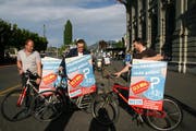 Velodemo mit abgeschlossenen Velos (von links): SVP-Präsident Dieter Haller sowie die Kantonsräte Pirmin Müller und Thomas Schärli. (Bilder: Roman Hodel, Luzern, 25. April 2019)