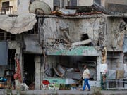 Die Menschen in Syrien sollen ihre im Krieg zerstörten Häuser wieder reparieren und aufbauen können. Caritas Schweizer verlangt vom Bund, bei der Ausbildung von Baufachleuten zu helfen. (Bild: KEYSTONE/AP/SERGEI GRITS)