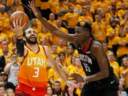 Houstons Center Clint Capela (rechts) kommt mit den Rockets in den Playoffs gegen Utah Jazz weiter (Bild: KEYSTONE/AP/RICK BOWMER)