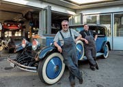 Sepp Egger (links) und Moritz Kind vor einem Rolls Royce Phantom 1, einem besonderen Prunkstück.
