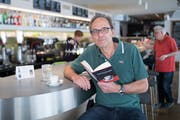 Hans Wüst hat unter dem Pseudonym Giovanni Brutto einen Krimi geschrieben. Dreh und Angelpunkt der Geschichte ist das Stadtcafé Sursee. Bild: Boris Bürgisser (25. April 2019)